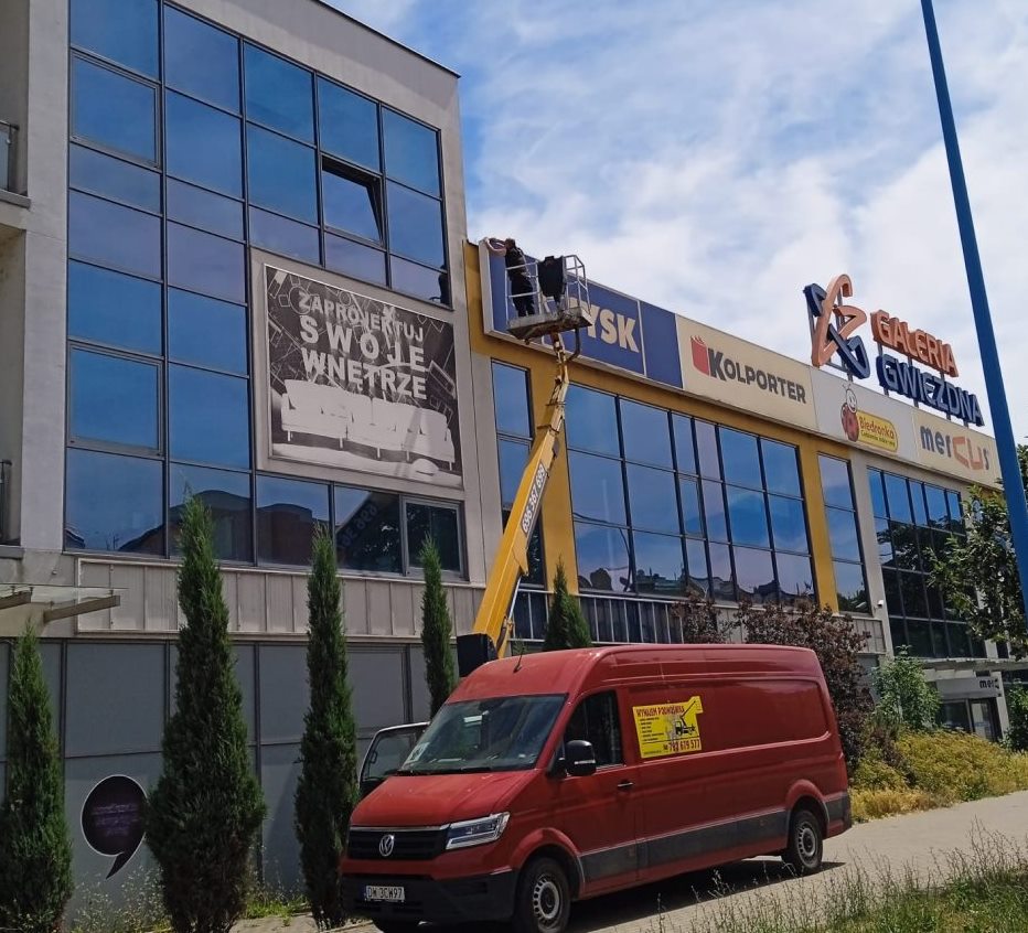 Podnośnik koszowy przy biurowcu